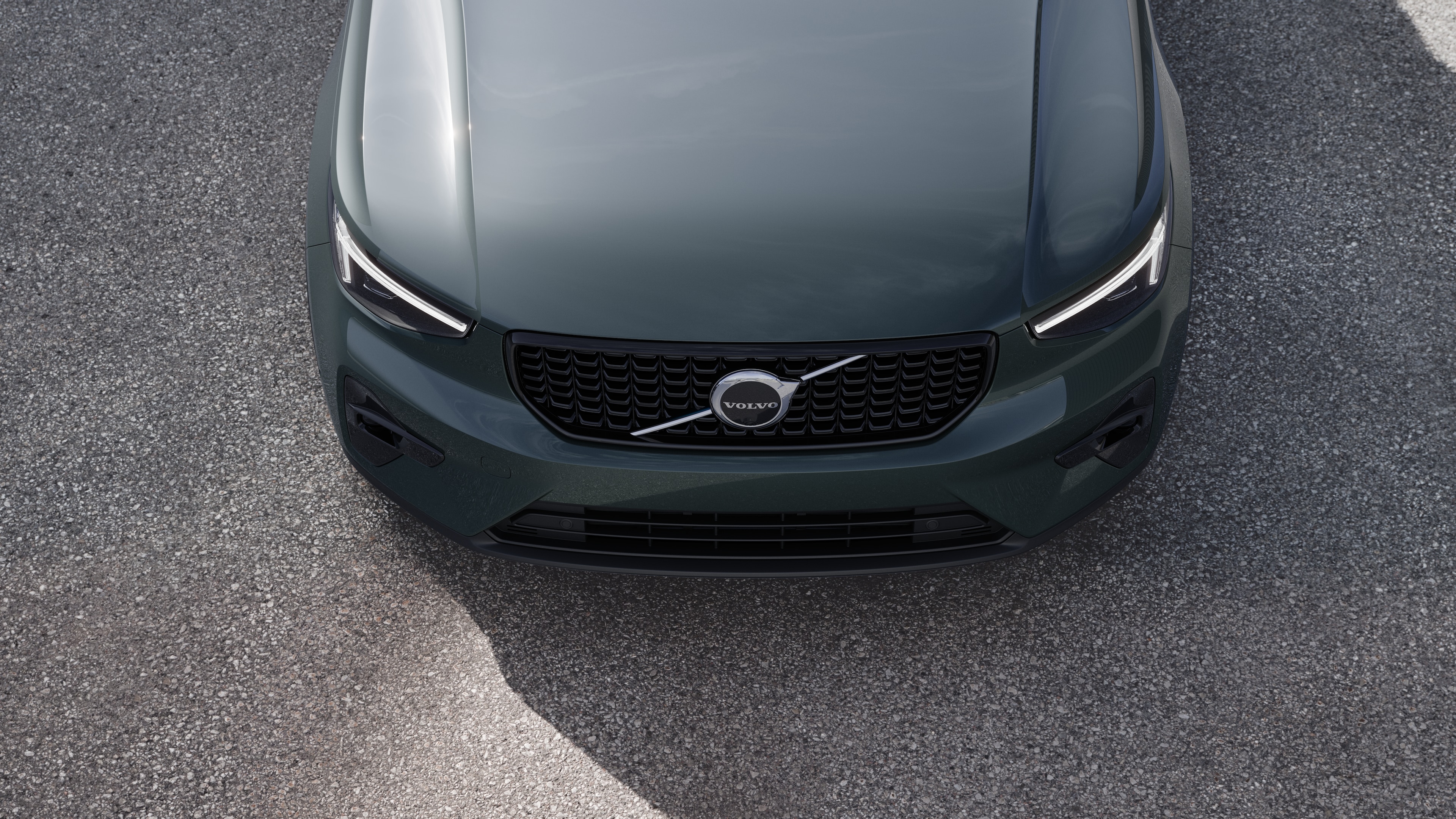 沃尔沃汽车外观在城市街道背景上的四分之三视图，显示一侧、车顶和部分前部。