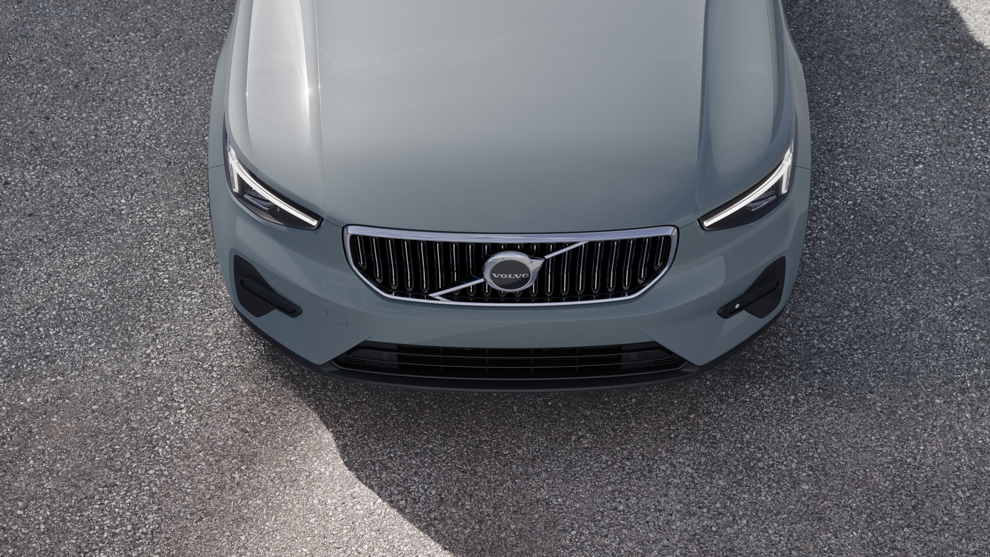 沃尔沃汽车外观在城市街道背景上的四分之三视图，显示一侧、车顶和部分前部。