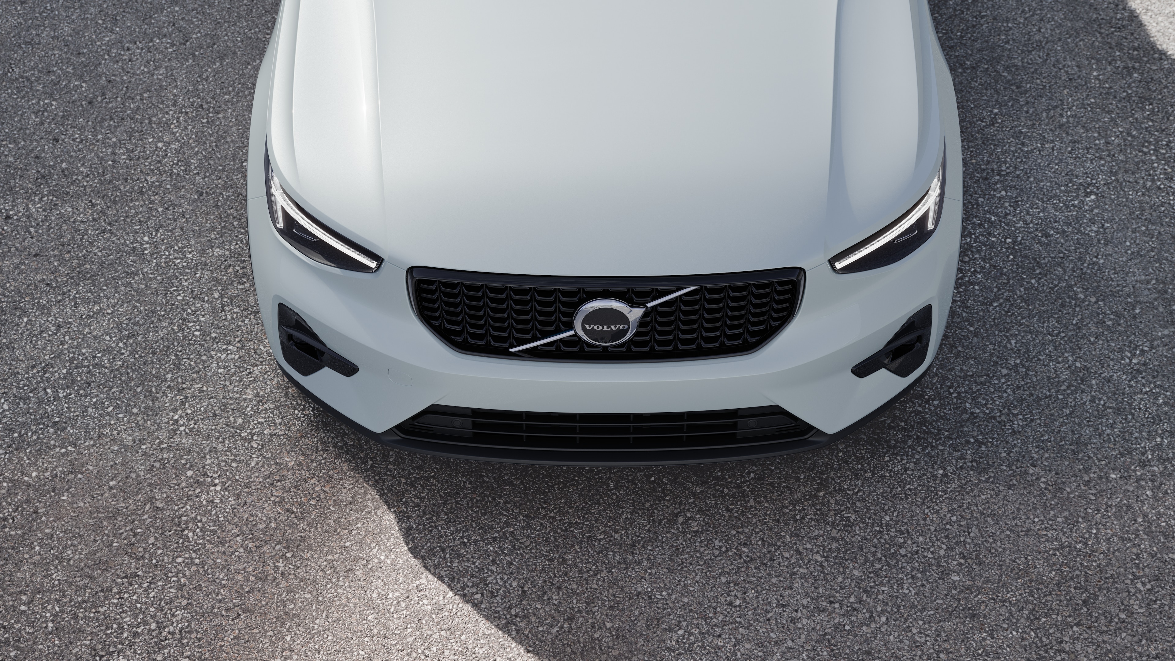 沃尔沃汽车外观在城市街道背景上的四分之三视图，显示一侧、车顶和部分前部。