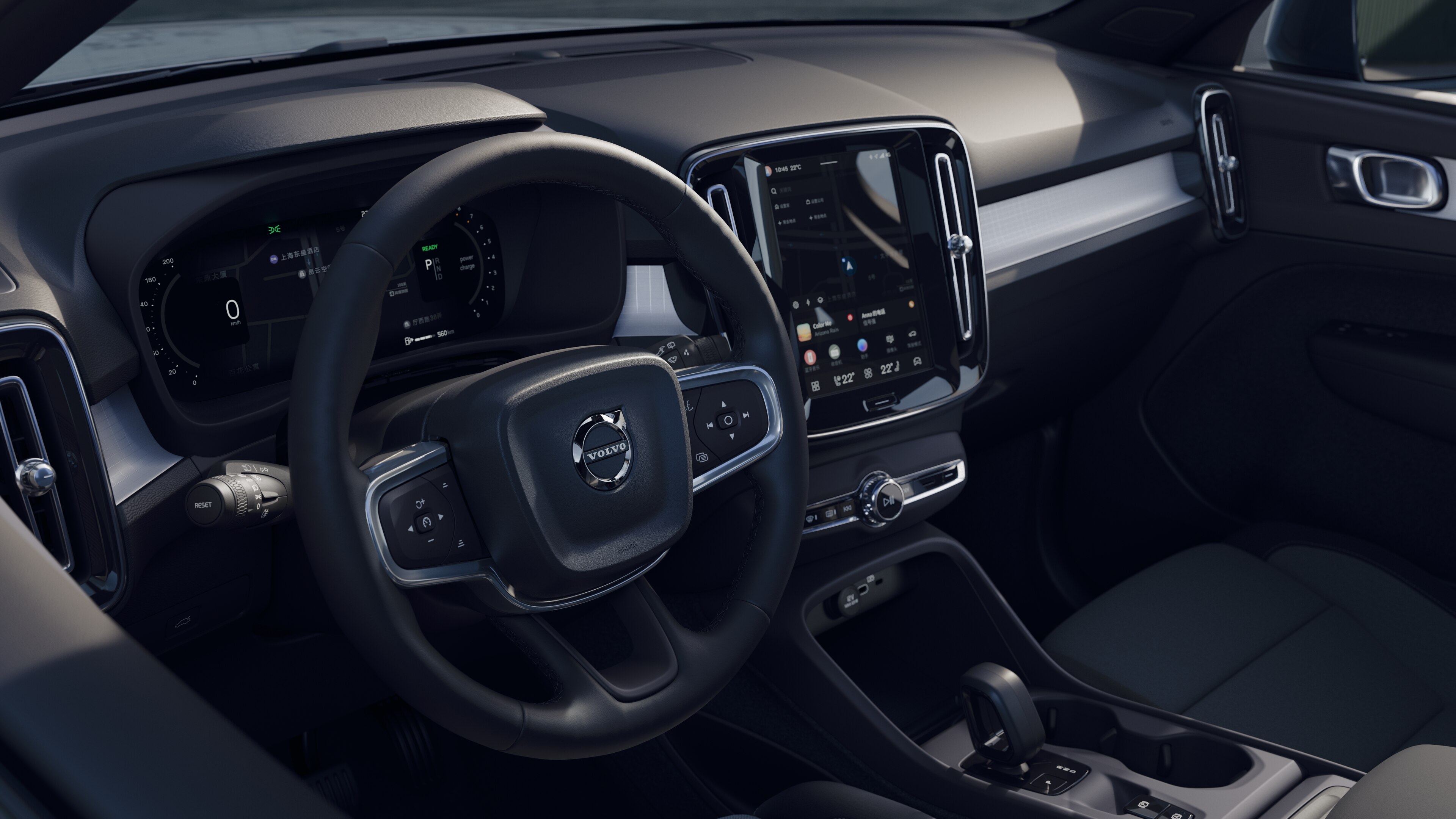 沃尔沃汽车内饰显示仪表板、方向盘和中控台，并在开阔的道路背景下显示数字显示屏。
