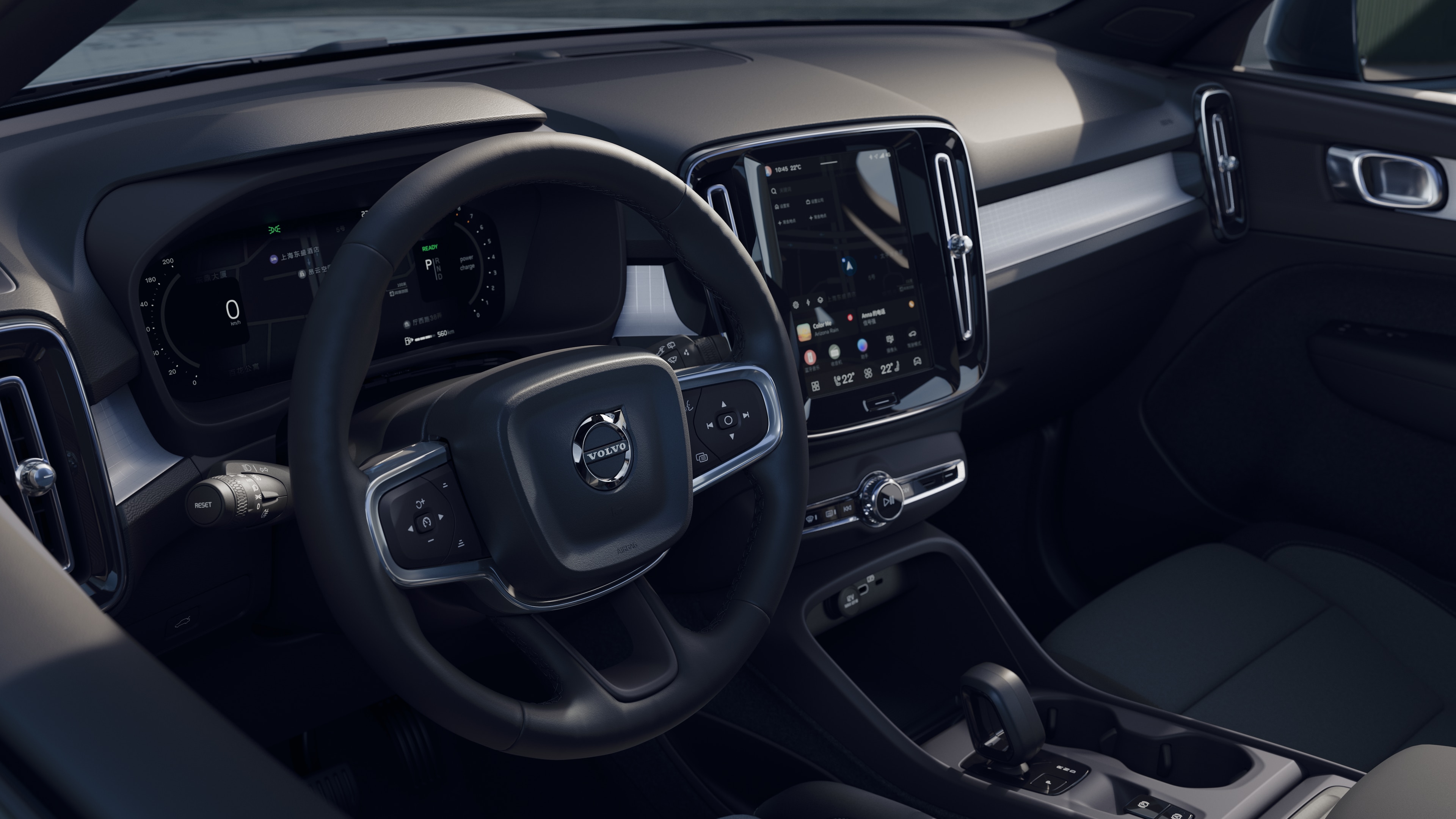 沃尔沃汽车内饰显示仪表板、方向盘和中控台，并在开阔的道路背景下显示数字显示屏。