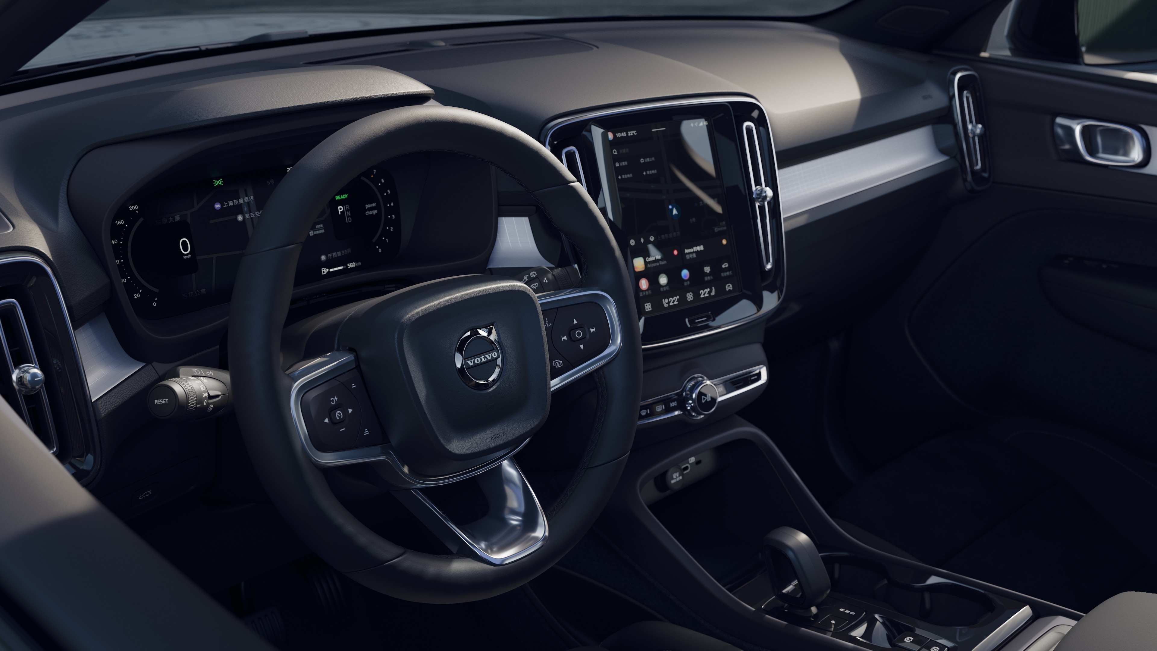 沃尔沃汽车内饰显示仪表板、方向盘和中控台，并在开阔的道路背景下显示数字显示屏。