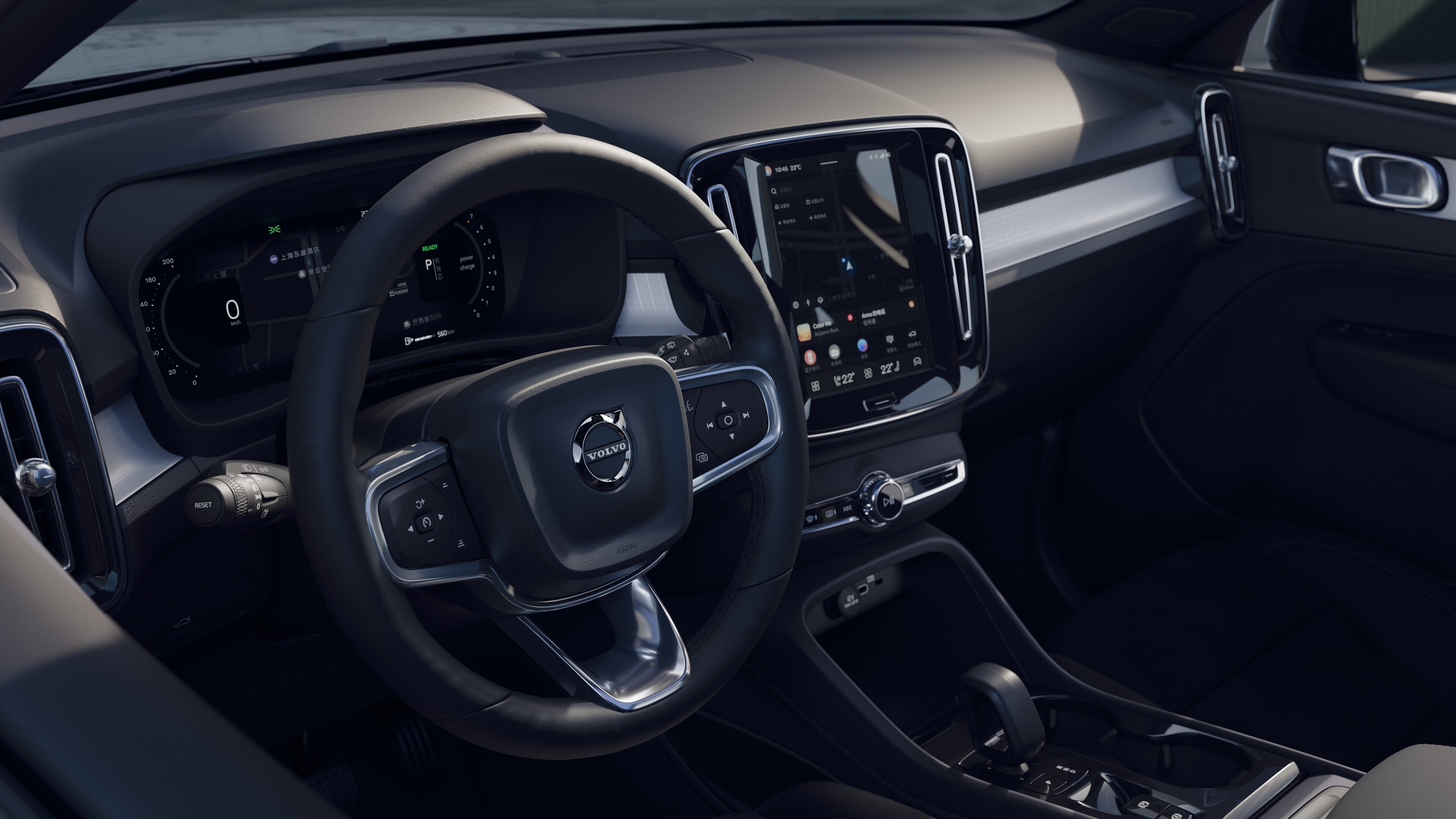 沃尔沃汽车内饰显示仪表板、方向盘和中控台，并在开阔的道路背景下显示数字显示屏。