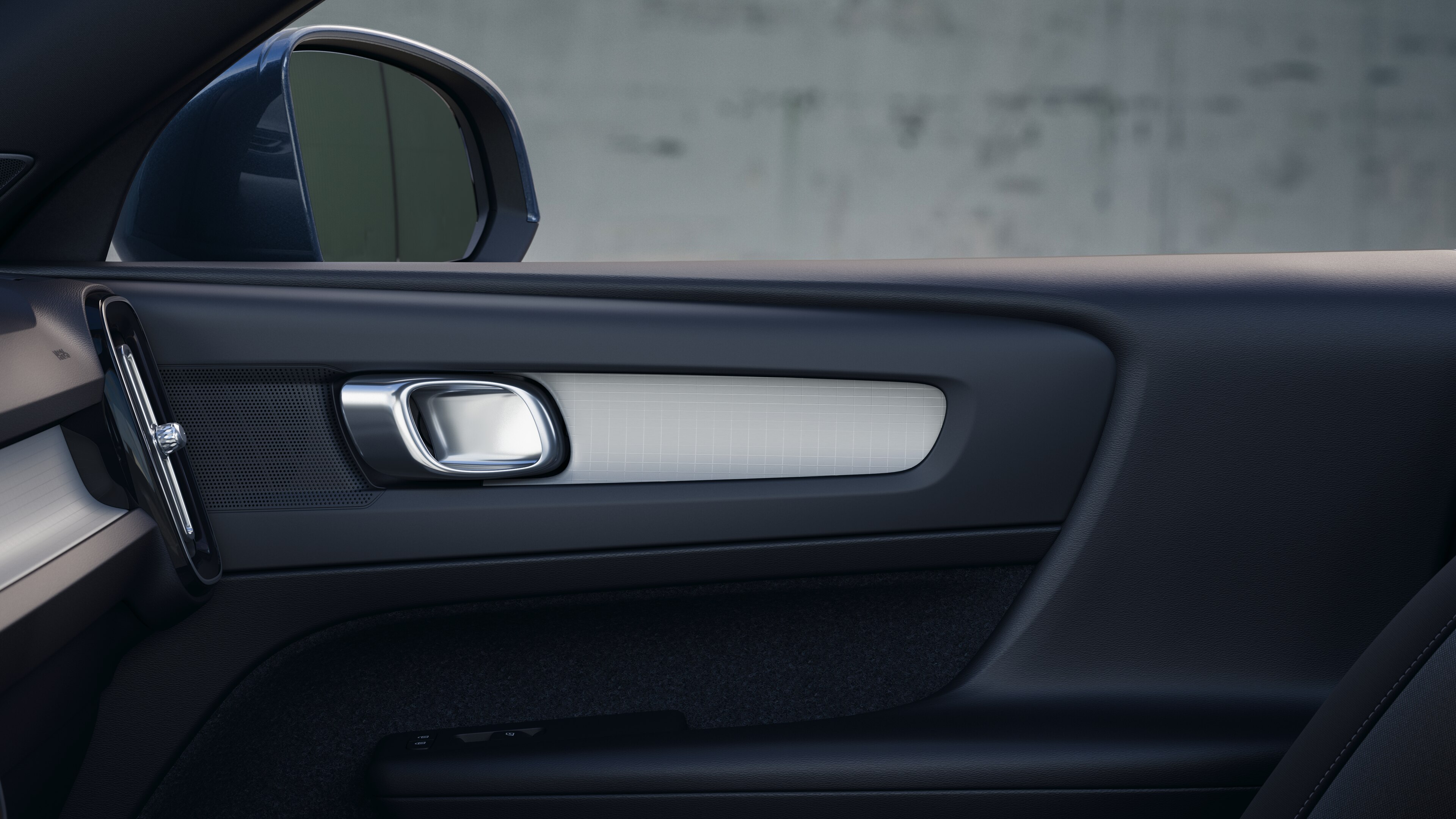 沃尔沃汽车内饰在朴素的工作室背景下展示了前后排乘客座椅、方向盘、仪表板和中控台。