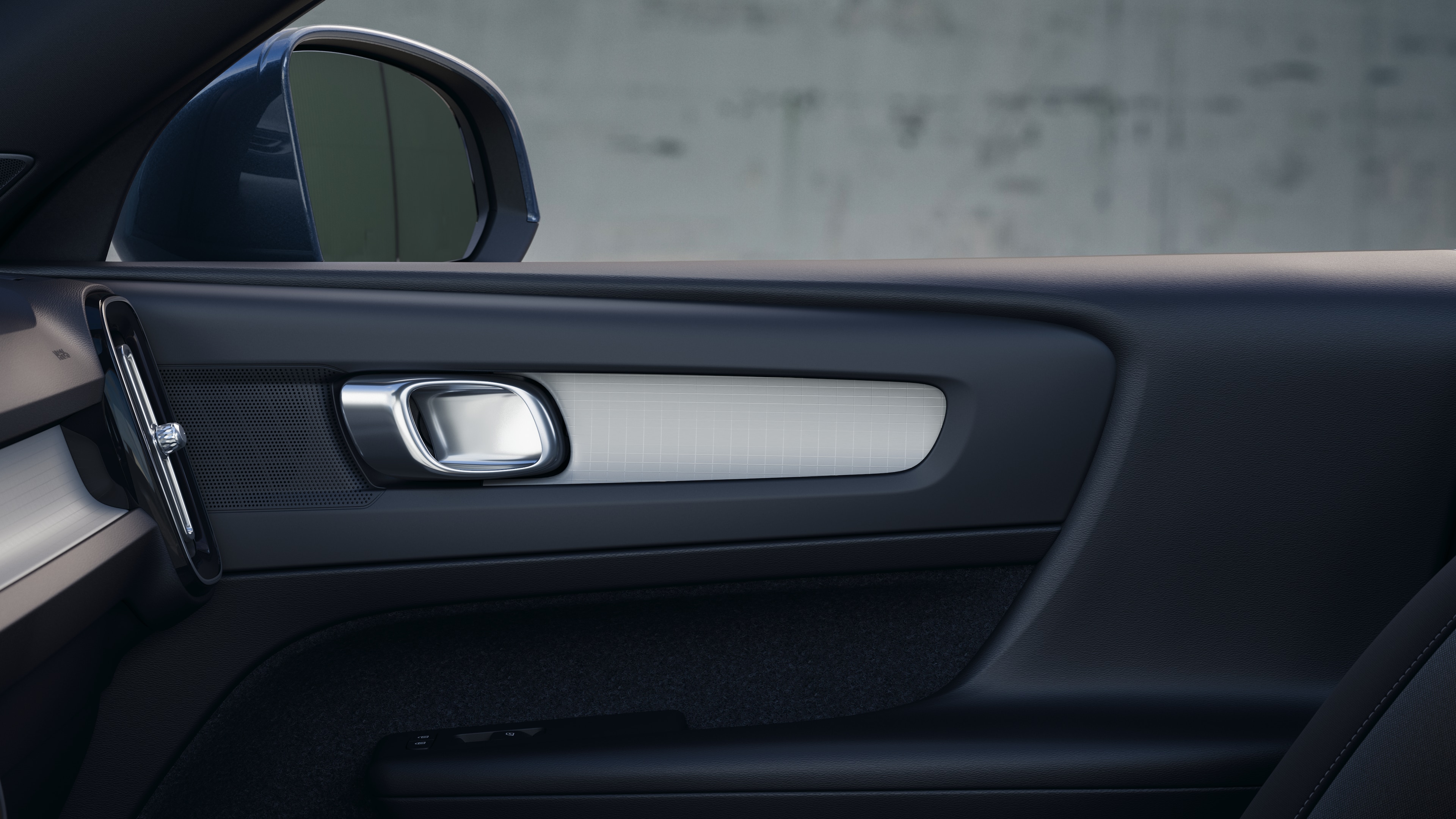 沃尔沃汽车内饰在朴素的工作室背景下展示了前后排乘客座椅、方向盘、仪表板和中控台。