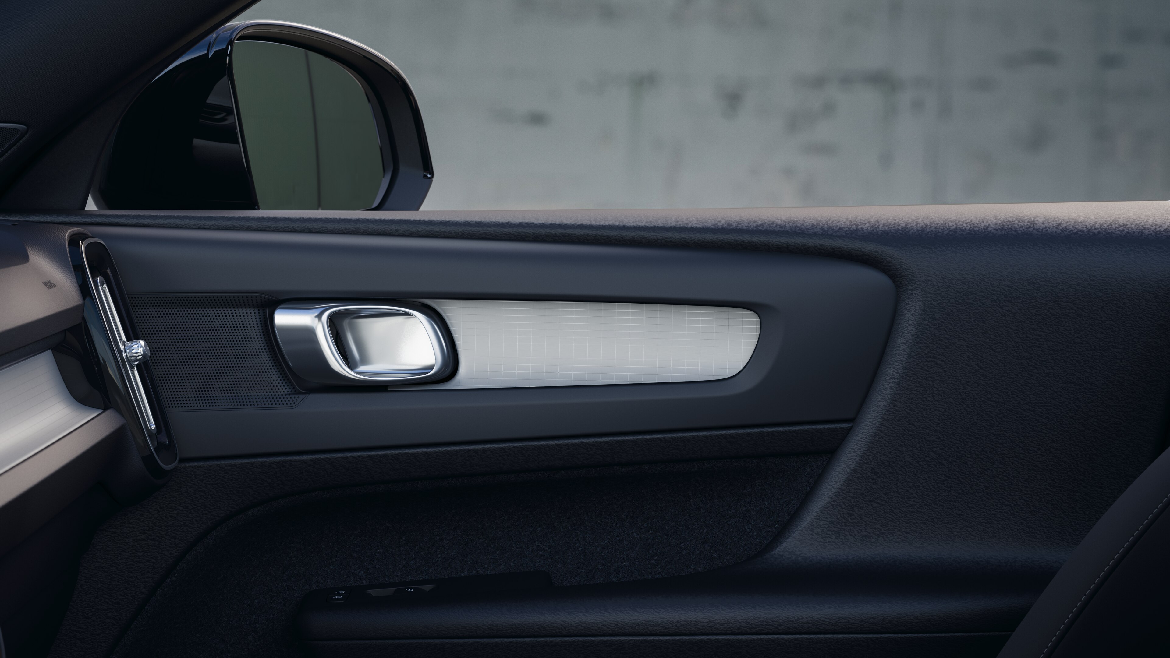 沃尔沃汽车内饰在朴素的工作室背景下展示了前后排乘客座椅、方向盘、仪表板和中控台。