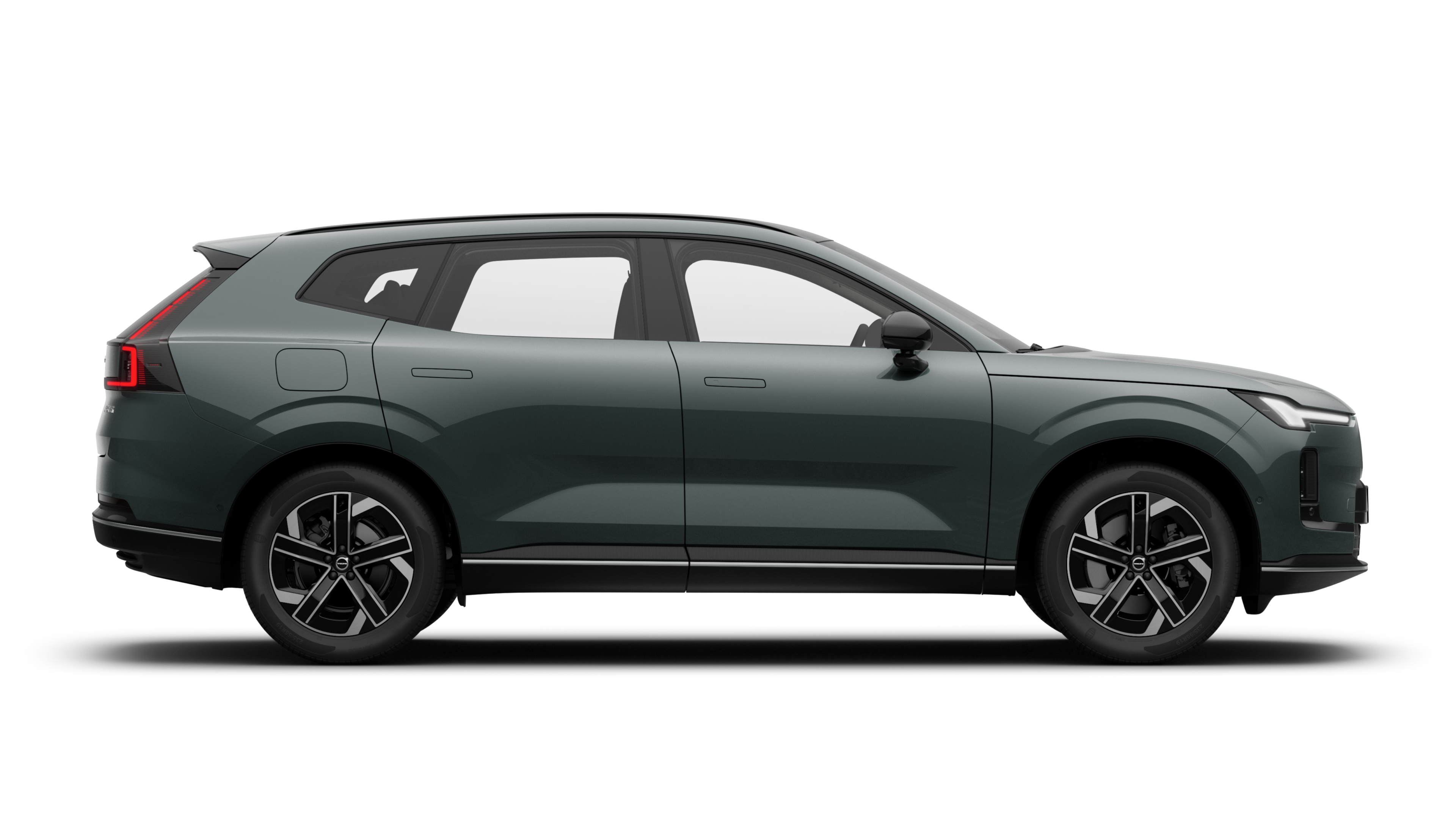 沃尔沃汽车侧视图在纯工作室背景上显示关闭的车门和可见的车轮设计。